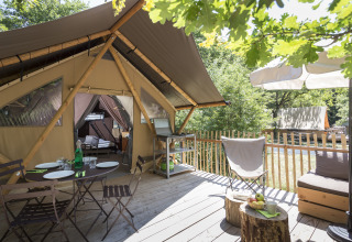 Glampingaccommodatie bij Village Huttopia Dieulefit in Drôme-Provence, sfeervol terras met uitzicht op de natuur.