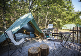 Alojamiento de glamping con terraza de madera y tienda lujosa en Village Huttopia Dieulefit, Drôme-Provence.