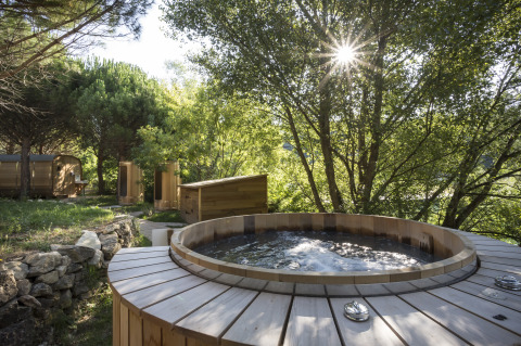 Glamping im Village Huttopia Dieulefit in Drôme-Provence mit Holz-Whirlpool umgeben von Natur.