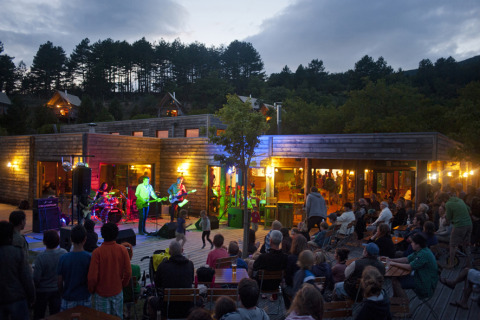 Avond met livemuziek en publiek bij Village Huttopia Dieulefit – Glamping Drôme-Provence.