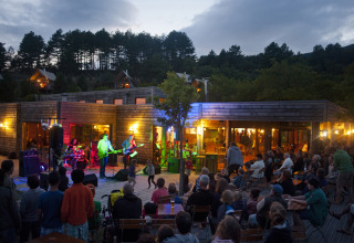 Aftenstemning med livemusik og publikum ved Village Huttopia Dieulefit – Glamping Drôme-Provence.