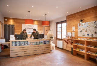 Recepción y área de información en Huttopia Calvados-Normandie, glamping de lujo en Normandía.