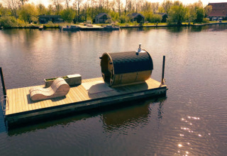 Sauna flottant et terrasse sur le lac au Pean Buiten - Natuurhuisjes Friesland site de glamping.