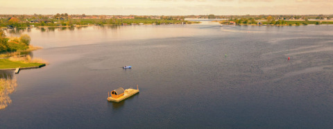 Floating glamping cabin on a lake at Pean Buiten - Natuurhuisjes Friesland, surrounded by peaceful nature.