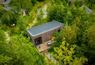 Vista aerea di Pean Buiten - Natuurhuisjes Friesland, glamping immerso nel verde della natura.