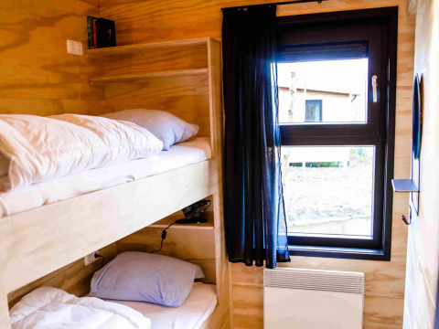 Alojamiento glamping en Pean Buiten - Natuurhuisjes Friesland con literas y gran ventana.
