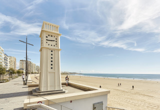 Boulevard en kloktoren bij het strand van Camping Village de la Guyonnière – Safaritenten Vendée in Frankrijk.