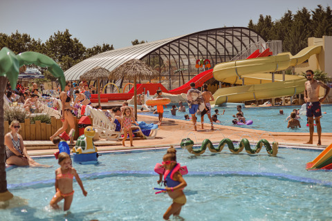 Familier nyder vandland med rutsjebaner og pool på Camping Village de la Guyonnière – Safaritenten Vendée.