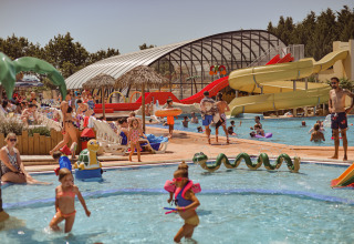 Gezinnen genieten van het zwembad met glijbanen bij Camping Village de la Guyonnière – Safaritenten Vendée.