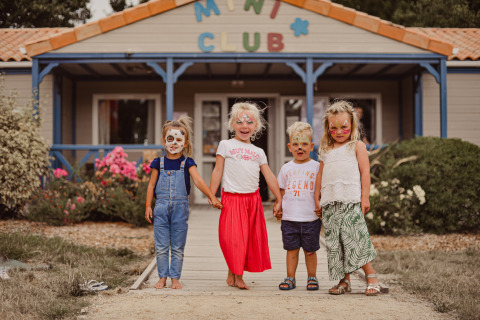 Quattro bambini con il viso dipinto davanti al mini club del Camping Village de la Guyonnière in Vendée.