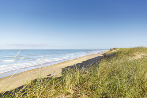 Sandstrand mit Dünen bei Camping Village de la Guyonnière – Safaritenten Vendée an der Vendée-Küste.