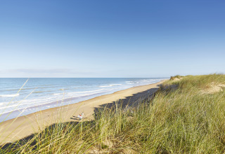 Zandstrand met duinen bij Camping Village de la Guyonnière – Safaritenten Vendée aan de kust van de Vendée.