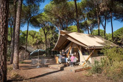 Glamping accommodatie bij Huttopia Parque de Doñana – Glamping Andalusië, mensen bij tent lodge.