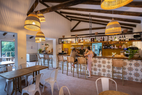 Indvendig udsigt over en hyggelig bar og restaurant på Huttopia Parque de Doñana – Glamping Andalusië, Spanien.