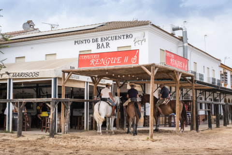 Drie ruiters te paard bij bar Punto de Encuentro vlakbij Huttopia Parque de Doñana glamping in Andalusië.