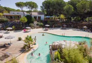 Glamping-Unterkunft Huttopia Parque de Doñana in Andalusien mit Pool, Sandstrand und Waldlandschaft.