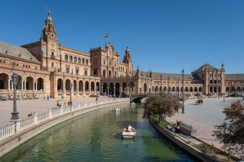 Blick auf den Plaza de España in Sevilla in der Nähe von Huttopia Parque de Doñana – Glamping Andalusië.