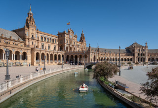 Blick auf den Plaza de España in Sevilla in der Nähe von Huttopia Parque de Doñana – Glamping Andalusië.
