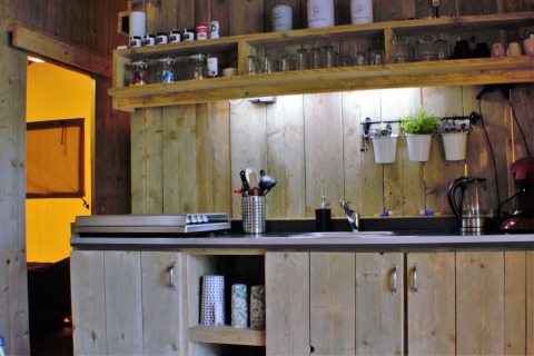 Cucina in legno rustica in Ons plekje in het bos - Safarilodges Gelderland, alloggio glamping nei Paesi Bassi.