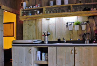 Cuisine en bois rustique d’Ons plekje in het bos - Safarilodges Gelderland, hébergement de glamping aux Pays-Bas.