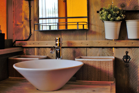 Lavabo moderno in glamping da Ons plekje in het bos - Safarilodges Gelderland, arredamento accogliente.