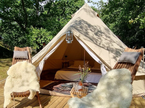 Glampingindkvartering ved Sävö Bed and Breakfast med luksustelt, træstole og hyggelig udendørs terrasse.