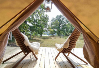 Glamping bei Sävö Bed and Breakfast – zwei Stühle auf Holzterrasse mit Naturblick, Södermanland.