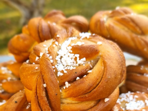 Swedish cinnamon buns topped with pearl sugar, served at Sävö Bed and Breakfast Glamping in Södermanland.