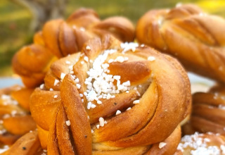 Zweedse kaneelbroodjes met parelsuiker bij Sävö Bed and Breakfast Glampingtenten in Södermanland.