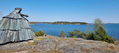 Glamping-Unterkunft mit Blick auf das Wasser und die Inseln bei Sävö Bed and Breakfast - Glampingtenten Södermanland.