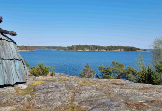 Glampinghytte med udsigt over hav og øer ved Sävö Bed and Breakfast - Glampingtenten Södermanland i Sverige.
