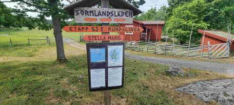 Cartello sul sentiero Sörmlandsleden vicino a Sävö Bed and Breakfast Glamping a Södermanland, Svezia