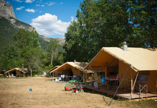 Glampingverblijf bij Huttopia Vallouise - Glamping Hautes-Alpes met tenten, bomen en Alpenbergen.