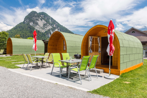 Glamping på Camping Lazy Rancho i Schweiz, med hyggelige trækabiner og udsigt til bjerge og natur.