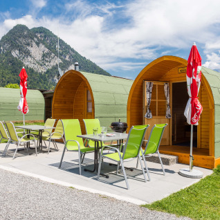 Séjour glamping au Camping Lazy Rancho en Suisse, avec igloos en bois et vue sur la montagne pittoresque.
