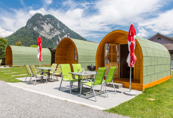 Glamping på Camping Lazy Rancho i Schweiz, med hyggelige trækabiner og udsigt til bjerge og natur.
