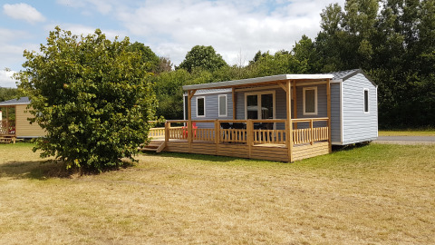 Glamping-accommodatie met houten terras en moderne chalet bij Luxe Camping Borken am See in Noordrijn-Westfalen.