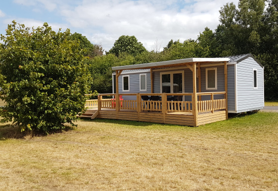 Glamping-accommodatie met houten terras en moderne chalet bij Luxe Camping Borken am See in Noordrijn-Westfalen.