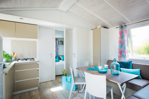 Moderne glampingindkvartering i Luxe Camping Borken am See med køkken, spisebord og lyse farver.