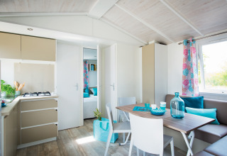 Moderne glamping accommodatie bij Luxe Camping Borken am See met keuken, eethoek en fris interieur.