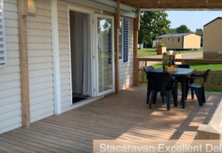 Udendørs terrasse ved glamping-indkvarteringen Luxe Camping Borken am See med bord, stole og udsigt.