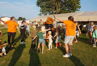 Kinderen en volwassenen spelen samen buiten bij Luxe Camping Borken am See - Glamping Noordrijn-Westfalen.