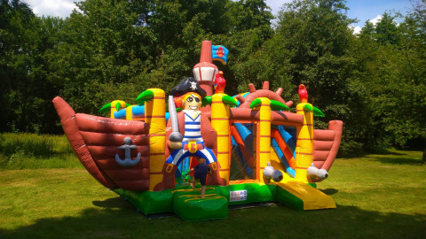 Structure gonflable de bateau pirate sur pelouse, Luxe Camping Borken am See, Glamping Noordrijn-Westfalen.