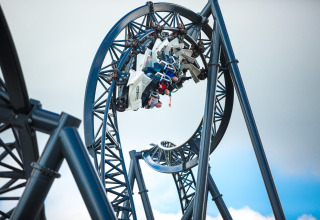 Mensen genieten van een spannende achtbaanrit bij Luxe Camping Borken am See - Glamping Noordrijn-Westfalen in Duitsland.
