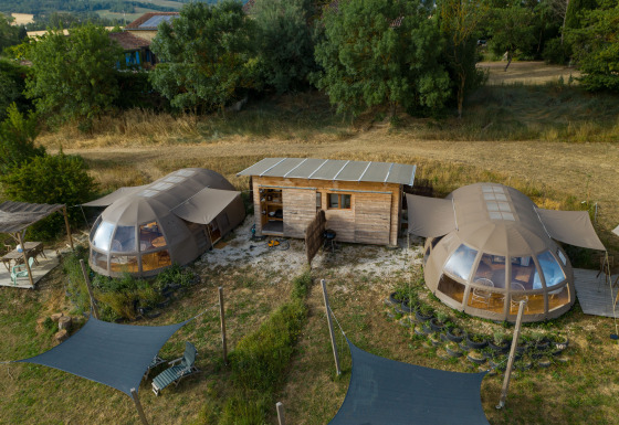 Hébergement glamping avec deux tentes dômes et un chalet en bois chez Nature's Pace Holidays en Occitanie.