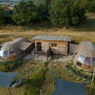 Alloggio glamping con due tende a cupola e cabina di legno nella natura presso Nature's Pace Holidays, Occitania.