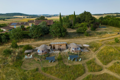 Glamping-Unterkunft bei Nature’s Pace Holidays - Glamping Occitanie mit Kuppelzelten in natürlicher Umgebung.