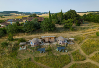 Esperienza glamping di lusso a Nature’s Pace Holidays - Glamping Occitanie, tende eleganti immersi nella natura.