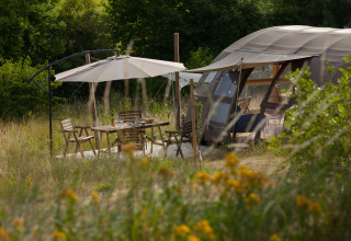 Glamping-Unterkunft bei Nature’s Pace Holidays - Glamping Occitanie mit Terrasse und Naturblick.