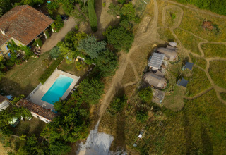 Vista aérea de Nature's Pace Holidays - Glamping Occitanie con piscina, áreas verdes y tiendas glamping
